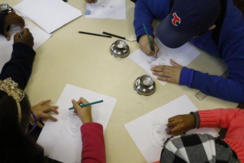 Crianças desenhando.